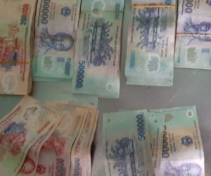 Đến nhà bạn ăn cơm, tiện tay 'chôm' luôn tiền của gia chủ