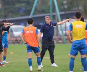 HLV Troussier bất ngờ ví đội tuyển Việt Nam với 'đại gia NHA' Man City