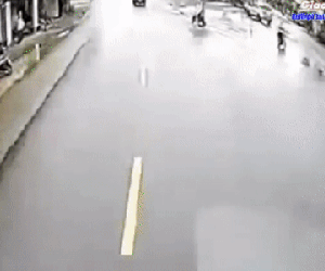2 nữ sinh sang đường ẩu khiến xe tải suýt phải vạ, diễn biến sau đó đầy bất ngờ