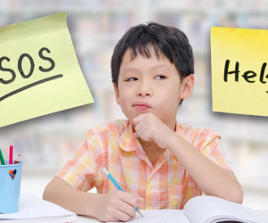 Cảnh sát ‘ngã ngửa’ với lý do đằng sau mẩu giấy có dòng chữ SOS của bé trai bị nhốt trong nhà