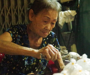 Quán 'chè đèn dầu' của cụ bà 80 tuổi ở vỉa hè TP.HCM, 50 năm vẫn đông kín khách