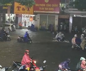 Đà Nẵng: Mưa to đầu mùa, phố biến thành sông