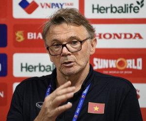 HLV Troussier tiết lộ lý do loại Văn Lâm, nói Công Phượng chỉ ở mức chấp nhận được