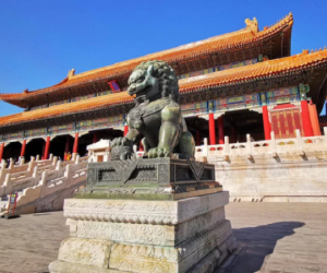 Di chuyển cặp sư tử đá trước Thái Hòa điện trong Cố cung, nhóm thợ hốt hoảng bởi cảnh tượng chưa từng thấy