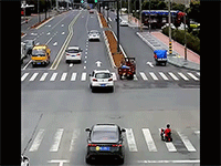 'Hết hồn' với bé trai đạp xe đồ chơi ra giữa đại lộ