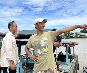 Giây phút nghẹt thở cứu sống bé trai 4 tuổi bị ném xuống sông: 'Vừa nhô đầu lên, bé thét 'đừng bỏ con' rồi bấu chặt người tôi'