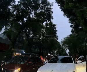 Nữ tài xế Mercedes gây náo loạn giữa phố Hà Nội giờ tan tầm, bỏ cả ô tô lại để thi gan