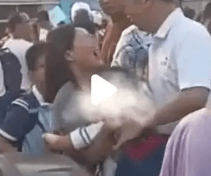 Xót xa hình ảnh bố mẹ ly hôn, giành giật con trước cổng trường mặc cho đứa trẻ gào khóc vì sợ hãi