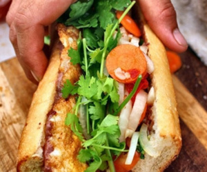 Xác minh thông tin cả nhà nhập viện sau khi ăn bánh mì tại 1 tiệm nổi tiếng ở Hội An