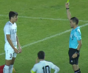 Độc lạ vòng loại U23 châu Á: Cầu thủ Uzbekistan nhận 2 thẻ vàng vẫn đá hết trận