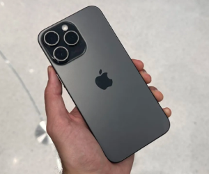 Trên tay iPhone 15 Pro Max: Cầm nhẹ hơn, màu sắc đẹp sang trọng, xứng đáng 'xuống tiền'