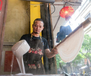 Quán Hà Nội tráng tay loại bánh phở đỏ 'hiếm thấy', khách đến ăn lo chủ quán lỗ