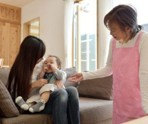 Con dâu ngủ 10 giờ sáng chưa dậy, mẹ chồng tức giận vào phòng kéo chăn, cảnh tượng trước mắt khiến bà tá hoả