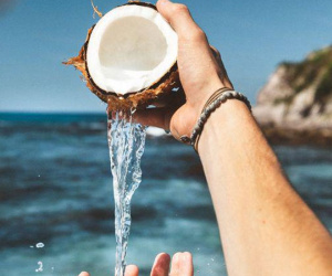 Dưỡng da, chống lão hóa nhờ nước dừa