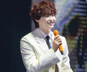 Được fan nam của IU tới gặp mặt, Lee Jong Suk có phản ứng gây chú ý