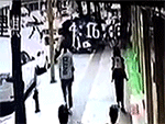 Người đi đường bị thương khi ban công chung cư đổ sập