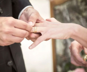 Người đàn ông cưới 7 vợ cùng một ngày, trong đó có 2 chị em ruột, tặng mỗi cô dâu một ô tô mới