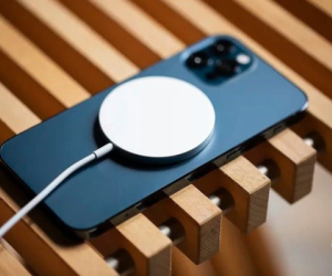 Thay đổi nhỏ trên iPhone 15 khiến 1 mảng kinh doanh béo bở của Apple lao đao, người dùng không còn 'bị ép' mua các thiết bị riêng biệt
