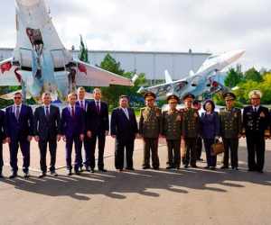 Hình ảnh ông Kim Jong Un đi thăm nhà máy sản xuất Su-35 và Su-57 của Nga