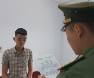 Đối diện án tù vì nhận một khẩu súng làm quà kỷ niệm