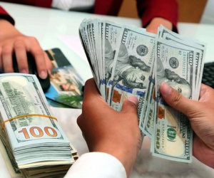 Giá USD ngân hàng vượt 24.400 đồng, tỷ giá trung tâm lên đỉnh lịch sử