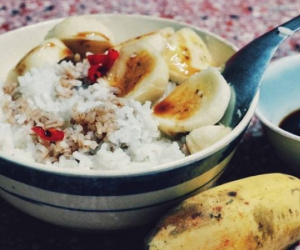 Cơm độn chuối, xoài, dưa hấu - đặc sản 'lạ đời' ở miền Tây