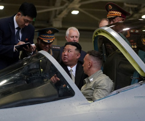 Ông Kim Jong-un tham quan tên lửa siêu vượt âm Kinzhal, tàu khu trục Nga