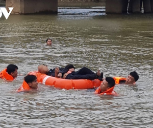 Va chạm với tàu hỏa, nam thanh niên rơi xuống sông tử vong