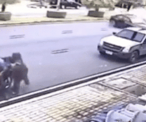 Clip: Ô tô mất lái lao loạn xạ trên phố, gia đình 4 người thoát chết
