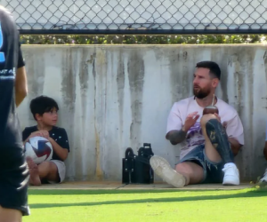 Đến xem con trai thi đấu, siêu sao Lionel Messi 'chuyển nghề' luôn