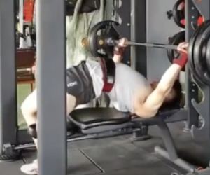 Cố cử tạ 120kg, người đàn ông bị tạ đè chết thảm