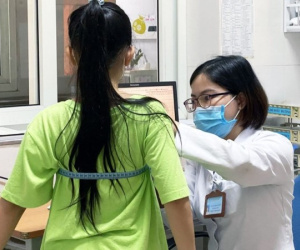 Bé gái 9 tuổi có vòng ngực 95cm, bác sĩ khuyến cáo