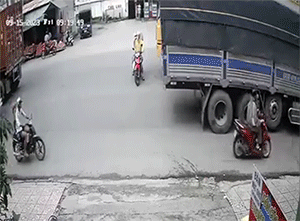 Chờ sang đường ở địa điểm 'không thể nguy hiểm hơn', hai người đi đường gặp cái kết 'nhớ đời'