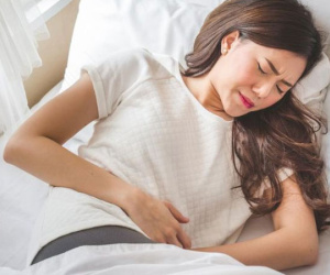 Cô gái ho đến gãy xương sườn, bác sĩ phát hiện nguyên nhân do bôi kem chống nắng?