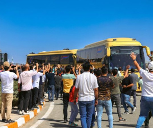 Ronaldo choáng khi CĐV Iran đuổi theo xe buýt, phá cửa khách sạn