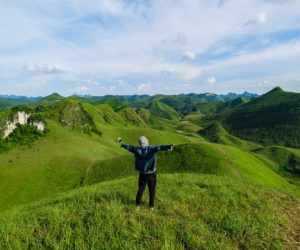 Đồi cỏ xanh mướt 'view triệu đô' ở Cao Bằng, khách rủ nhau tới cắm trại, săn mây