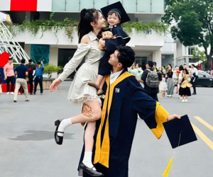 Nam sinh 2k bế vợ và con gái trong ngày nhận bằng tốt nghiệp hút 'triệu view' mạng xã hội