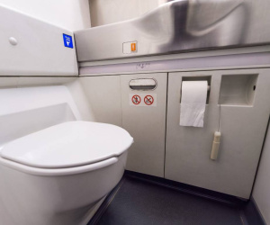 Bé gái 14 tuổi phát hiện camera quay lén gắn trong toilet máy bay