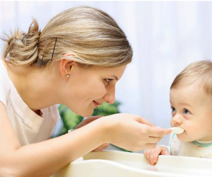 Nên thuê giúp việc già hay trẻ? Những lưu ý khi chọn người giúp việc chăm sóc con nhỏ