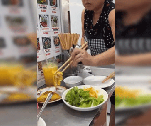 Hướng dẫn khách nước ngoài cuốn bánh xèo, chủ quán khiến dân tình ngỡ ngàng: Hóa ra bấy lâu nay chúng ta đã ăn sai cách!
