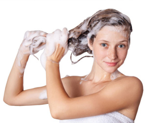Cách gội đầu giảm tối đa tình trạng tóc gãy rụng dù không dùng sản phẩm đắt tiền