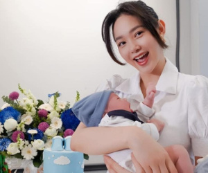 Minh Hằng khoe con trai trong tiệc đầy tháng, chia sẻ cảm xúc lần đầu làm mẹ