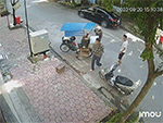 Ghen tuông, chồng dùng dao đâm vợ nhiều nhát giữa phố
