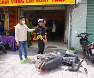 Nam thanh niên cướp tiệm vàng bị người dân vây bắt ở Long An