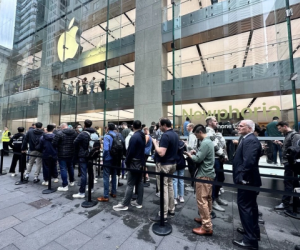 Apple vẫn chứng tỏ đẳng cấp: Hàng dài xếp hàng mua iPhone 15, đến người thất nghiệp cũng chịu chi hơn 1.000 USD