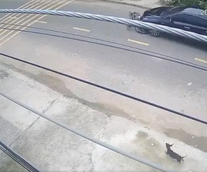 Nữ tài xế lái ô tô kéo lê xe máy trên đường ở Bình Dương