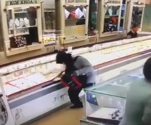 Video: Đôi nam nữ mang súng đi cướp tiệm vàng ở Khánh Hòa