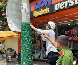 Dán quảng cáo rao vặt, chủ nhà trọ bị công an đưa đi bóc xóa