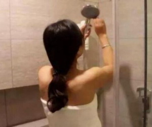Cứ mỗi lần tăng ca vợ đều tắm ở công ty mới về nhà, chồng kiểm tra rồi chết lặng trước cảnh tượng này