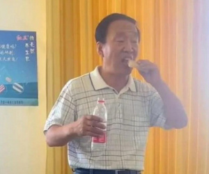 Chủ tịch công ty Trung Quốc ăn xà phòng để chứng minh an toàn